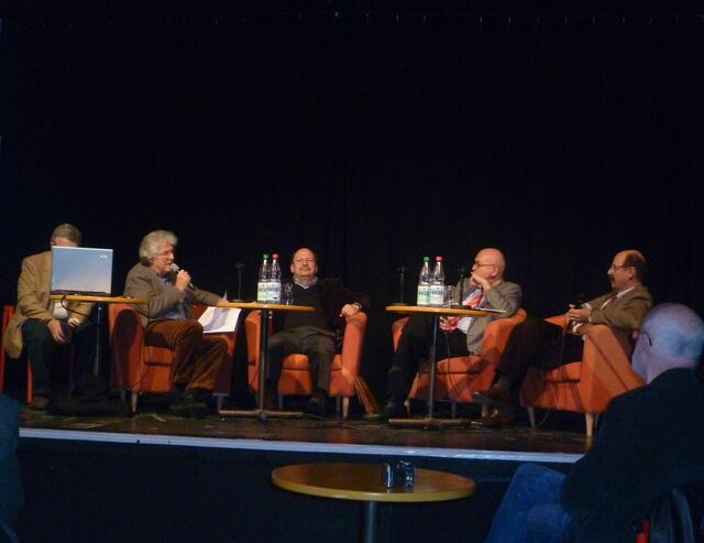 Gesprächsrunde v. l.: Journalist Jürgen Hermel (halb verdeckt), Moderator Martin Kunze, Werner Fürst, Herbert Schmalstieg und Michael Fürst