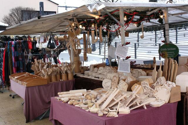 Mobile Holzkiste mit Schild aus Friedrichsdorf beim Johannismarkt in Stadtallendorf