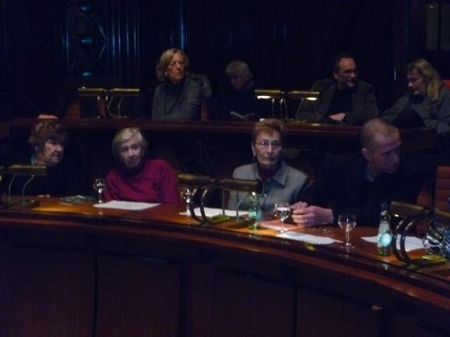 Gerda Wassermann und Henny Simon hören aufmerksam zu, Moderator Horndasch wendet sich an Lore Oppenheimer, die...