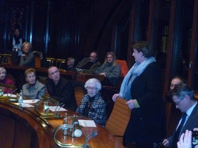 Kulturdezernentin Marlis Drevermann begrüßt die Teilnehmer der Gesprächsrunde, v.l.: Gerda Wassermann, Henny Simon, Moderator Matthias Horndasch und Lore Oppenheimer. Ganz rechts Dr. Karljosef Kreter