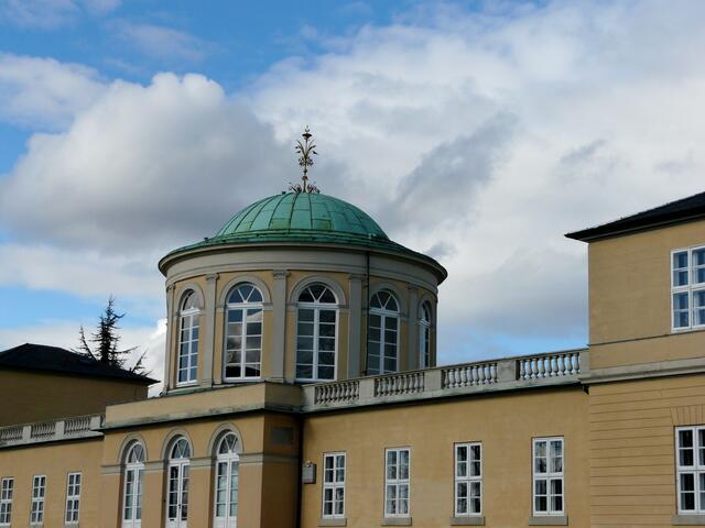 In unmittelbarer Nachbarschaft zum SEA LIFE steht der Bibliothekspavillion am Berggarten.