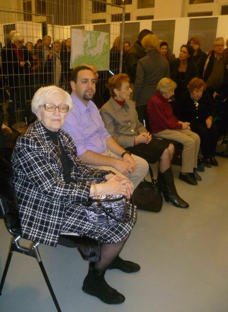 Ausstellungseröffnung: Die Ghetto-Überleben Lore Oppenheimer, Henny Simon und Gerda Wassermann nehmen in der 1. Reihe Platz (von links).