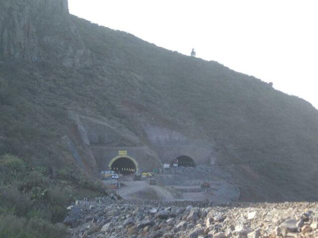 Die Trasse verschwindet im Berg