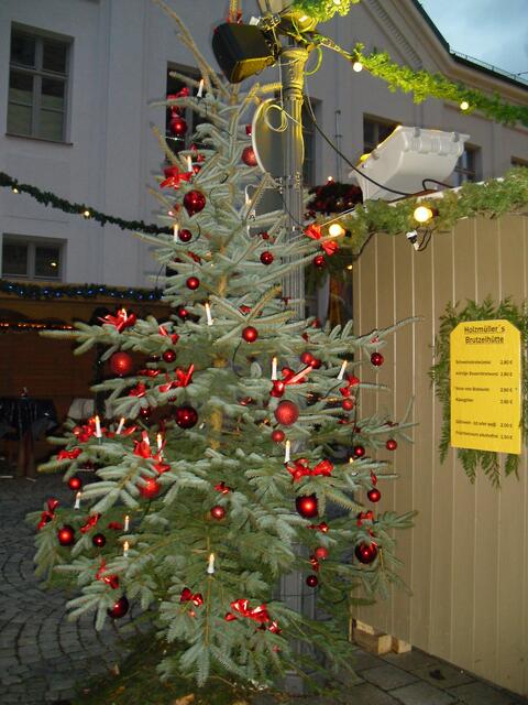 Auch an den Seiten gibt es schön geschmückte Weihnachtsbäume