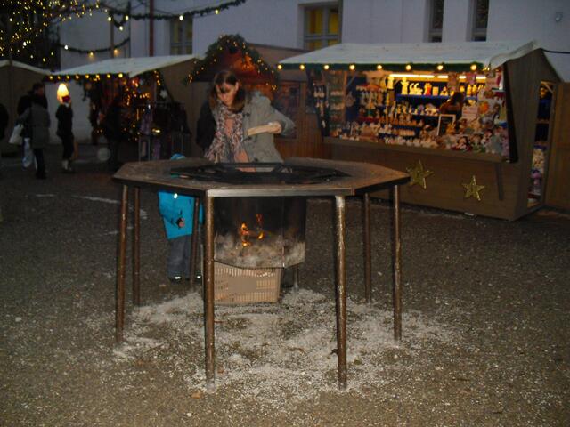 Im Archivhof wird noch Holz fürs Lagerfeuer nachgelegt