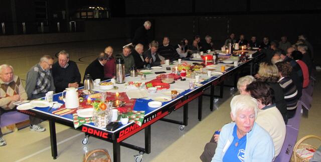 Die Herzsportgruppen beim gemütlichen Weihnachtsschmaus.