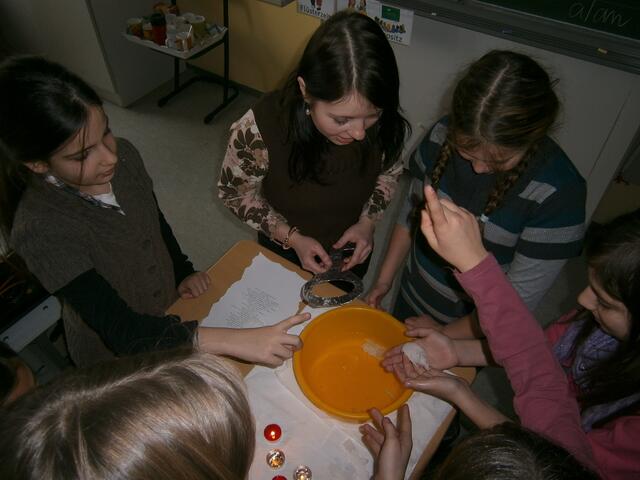 Beim Wachsgießen wollten alle Schüler der Koop-Klasse 5b mitmachen.