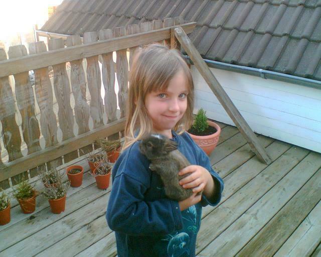 Enkelin Laura mit Hasi Mümmeli