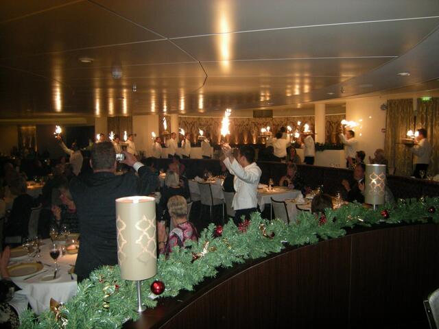 Lichter-Einmarsch zum Kapitänsdinner.