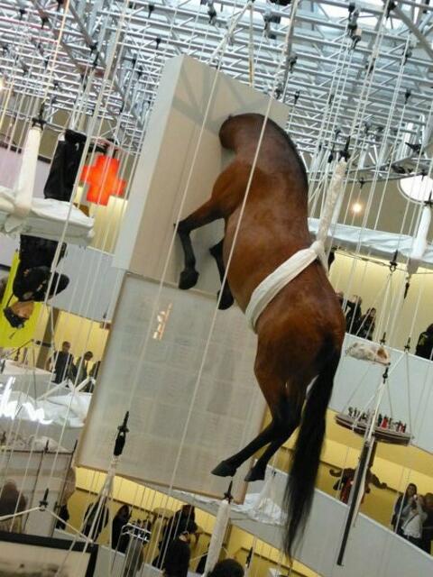 CATTELAN-Pferd NYC - Guggenheim Museum: Franz MARC Gemälde (Gelbe KUH) - nicht ausgestellt... Was hätte Tiermaler MARC zu M.C.s Pferden gesagt ?!; bestimmt ...