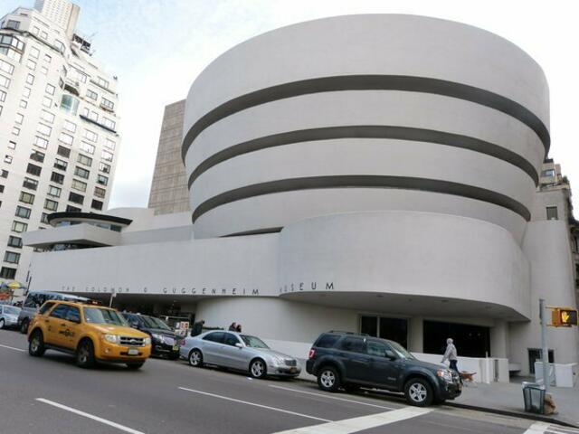 Cattelan macht Schluss & das Guggenheim Museum New York widmete dem Italiener in seinem Rundbau  siehe FOTO-performance - an der Fifth Avenue NY eine große Retrospektive. werner hahn BILDERSTRECKE.