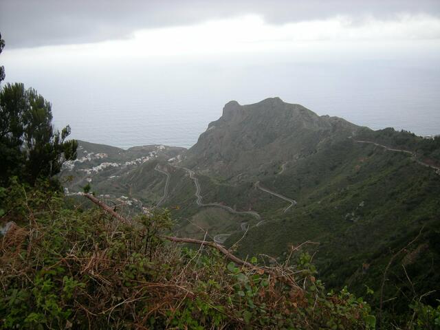 Serpentine zum Annagagebirge durch die Trockenzone.