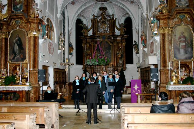 Die adventlich geschmückte Pfarrkirche St. Martin, Batzenhofen