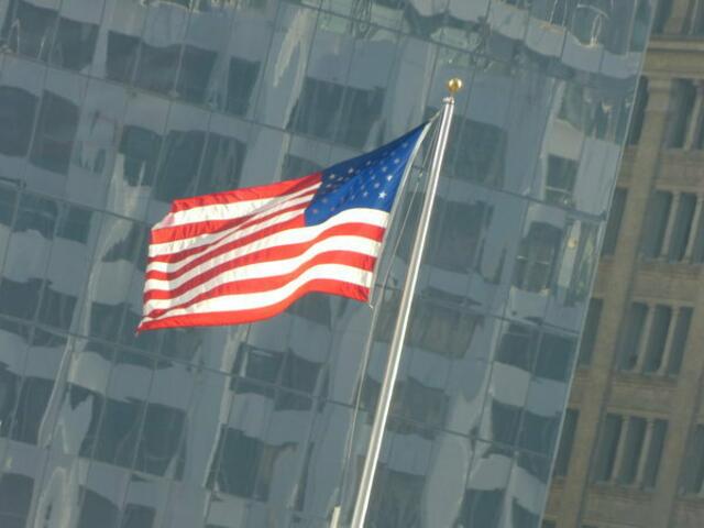 USA-Flagge im Gelände des zerstörten World Trade Centers (Ground Zero): TEUFLISCH: 9. September Terror-Anschläge NY als „KUNSTWERK“ (Stockhausen, Friedenspreisträger (!) Anselm KIEFER ...) ...