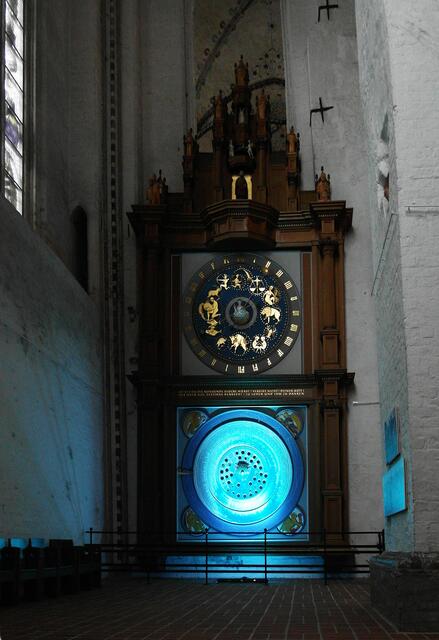 Die Fassade der neuen astronomischen Uhr ist eine Nachbildung der alten aus dem 16. Jahrhundert.
