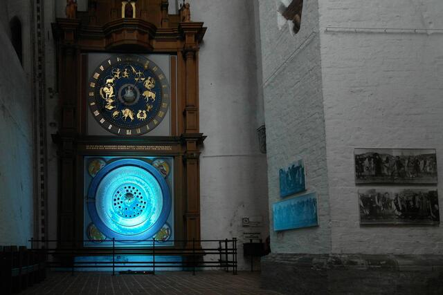 Die astronomische Uhr aus dem 16. Jahrhundert wurde während des Bombenangriffs 1942 zerstört.
Das heutige Werk baute 1967 Uhrmachermeister Paul Behrens. Die Fassade gestaltete Wilhelm Schürer.