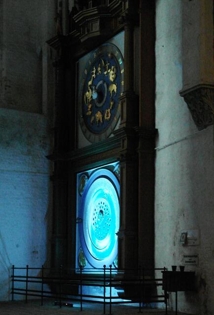 Die alte astronomische Uhr stand einst hinter dem Hochaltar, die neue hat ihren Platz an der Ostwand der Totentanzkapelle.