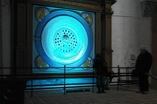 Besucher der Marienkirche werden vor der astronomischen Uhr dazu angeregt, über den Zeitenlauf und die eigene Vergänglichkeit nachzudenken.
