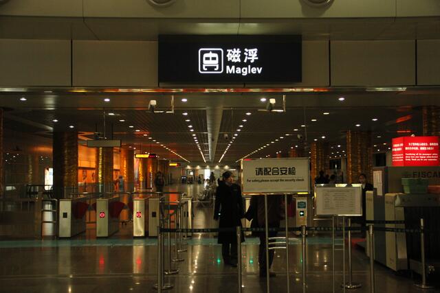 Zugang zum Trans-Rapid. Mit 430 Km/h in die City