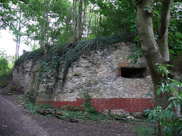 Noch einmal der Pulverturm in einer neueren Aufnahme, jetzt unten mit roten Ziegeln ausgebessert.