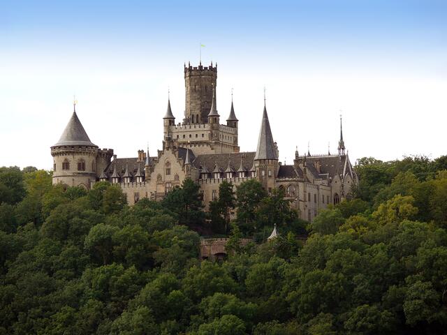 Blick zum Schloss Marienburg von der Leinebrücke aus.
