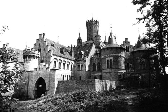 und das Schloss einmal in schwarzweiß.