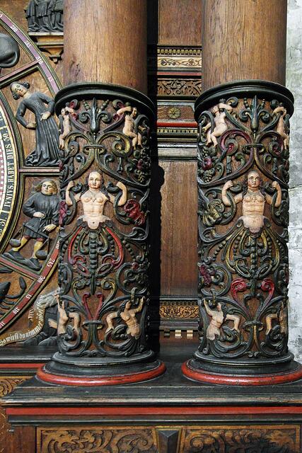 Im Jahre 1642 - also während des Dreißigjährigen Krieges - wurde die Uhr erweitert. Hinzu kamen das Glockenspiel, der Apostelumgang sowie das kunstvolle Renaissancegehäuse.