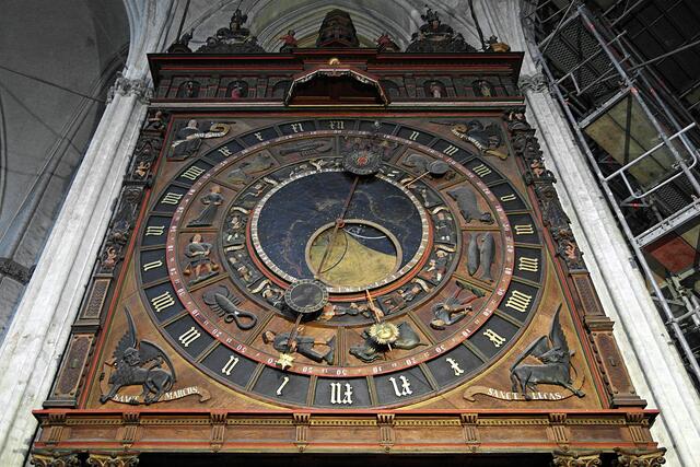 1641 und 1710 wurde die Rostocker Uhr grundlegend ergänzt und modernisiert. Die jüngste Restaurierung fand 1974 bis 1977 statt. Heute ist diese Uhr weltweit die einzige, die noch ihr historisches Uhrwerk besitzt, das an jedem Morgen per Hand aufgezogen wird.
