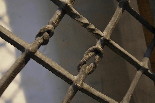 Eine Besonderheit des handgeschmiedeten Renaissancegitters sind die verschiedenartigen Knoten im Gitterwerk. Ihre Bedeutung muss noch erkundet werden.
