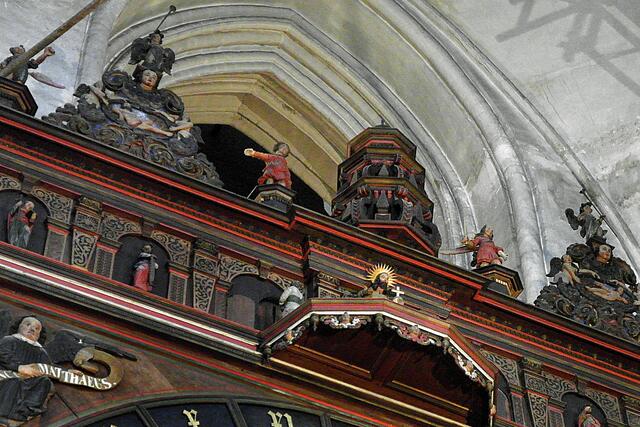 Beim Apostelumgang der Rostocker astronomischen Uhr bildet der "Verräter" Judas eine Ausnahme. Er wendet sich Christus nicht zu, wird auch nicht von ihm gesegnet, muss schließlich vor der verschlossenen Tür stehen bleiben.