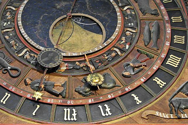 Auf dem großen Zeiger sind noch eine kleine Uhrscheibe mit dem Porträt des Astronomen Zacharias Sebes und eine astrologische Uhrscheibe mit den "regierenden" Planeten der jeweiligen Stunde angebracht.