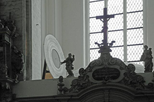 Die neue Beschriftung der Kalenderscheibe (Sperrholz, 2 m Durchmesser, 5 mm dick) befindet sich bereits in einer Kapelle der Marienkirche.