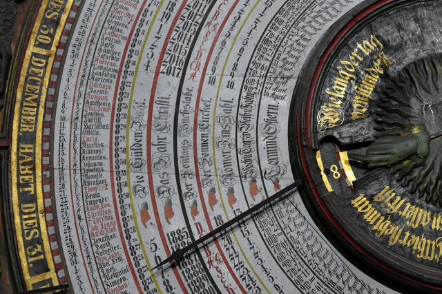 Der Zeiger, der von der Mitte kommt, weist auf die Goldene Zahl (1 bis 19, nach 19 Jahren fallen alle Mondphasen auf das gleiche Datum) für das aktuelle Jahr. Es folgen die Ringe mit den Sonntagsbuchstaben, mit dem Sonnenumlauf, mit der Römer-Zinszahl (als Deutschland noch Heiliges Römisches Reich Deutscher Nation war).