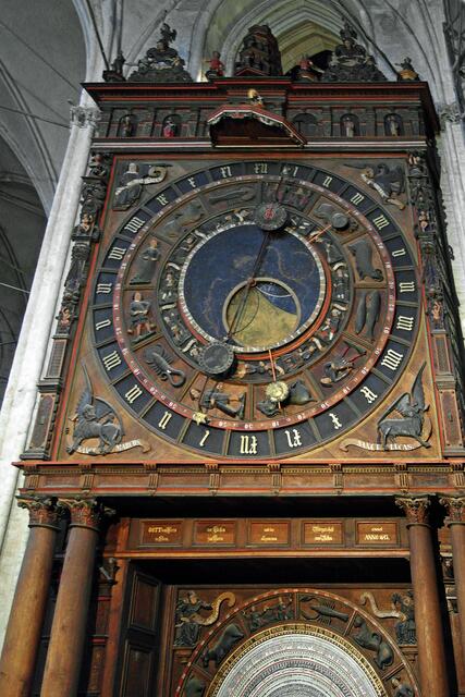 Das große 24-Stunden-Zifferblatt der Uhr zeigt oben die Tages- und unten die Nachthälfte an. Auf dem großen Zeiger befinden sich zwei weitere Uhrscheiben, von denen die eine an ihrem Rand nochmals 24 Stunden des Tages anzeigt.