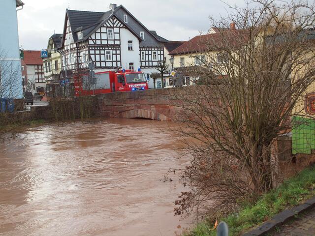 Die Brücke in der Stadt Wetter überflutet am späten Nachmittag.