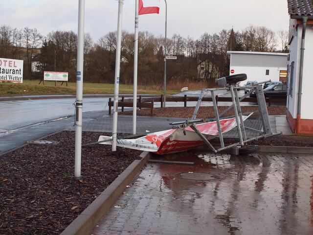 Auch hier hat der Sturm "Andreas" ein Schild mit dem Wagen umgeworfen.