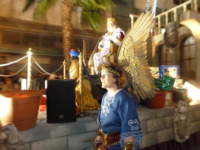 Der erste König kommt mit seinem Gefolge daher.