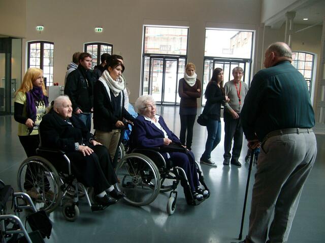 Eine freundliche Begrüßung erwartete die gemischte Jung-und-Alt-Gruppe im Foyer des tim.
