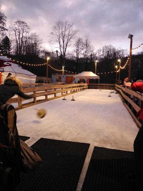 Da geht die Post ab - beim Eisstockschießen!