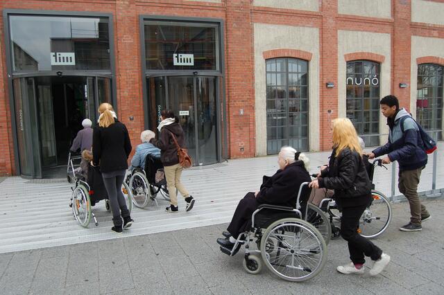 Gar nicht so einfach einen "Rolli" zu steuern.