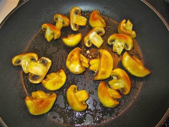 Da die Champignons so groß waren, habe ich sie zum Anbraten geteilt