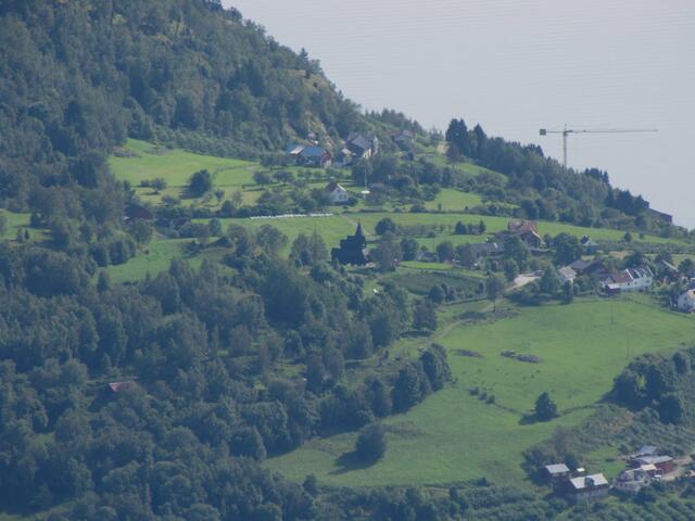 Blick zum Ostufer: Stabkirche Urnes (Entfernung Luftlinie ca. 5 km)