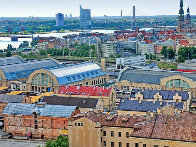 Riga ist erreicht; Lettlands Hauptstadt und Ausgangspunkt der Fahrradtour. Die runden Bauten sind ehemalige Zeppelinhallen; heute herrscht dort Marktgeschehen.