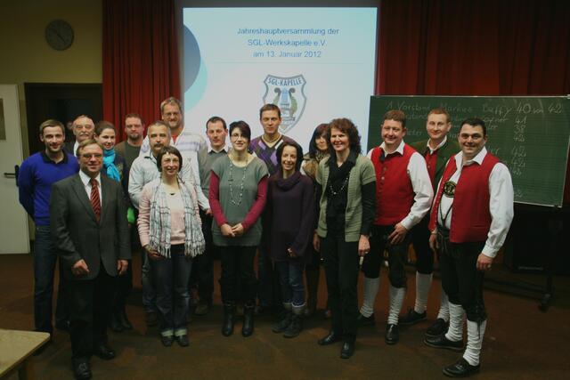 Die Vereinsführung der SGL-Kapelle Meitingen und deren Helfer 2012: (v.l.n.r.: Florian Helgemeir, Heinz Schroth (Beisitzer), Rudolf Helfert (2. Bürgermeister), Julia Pecher, Tobias Bauch, Norbert Schenk, Claudia Buchschuster, Ulrich Träger, Johannes Stuhler (neuer stellvertender Vorstand), Renate Stuhler, Ulrich Spiegel, Bianka Prokoph und Daniela Erhard, Michaela Sindl (neue Jugendleiterin), Ferdinand Lofner (stellv. Vorstand),  Rainer Wirkner (ehem. stellv. Vorstand) und Markus Buffy (1. Vorstand).