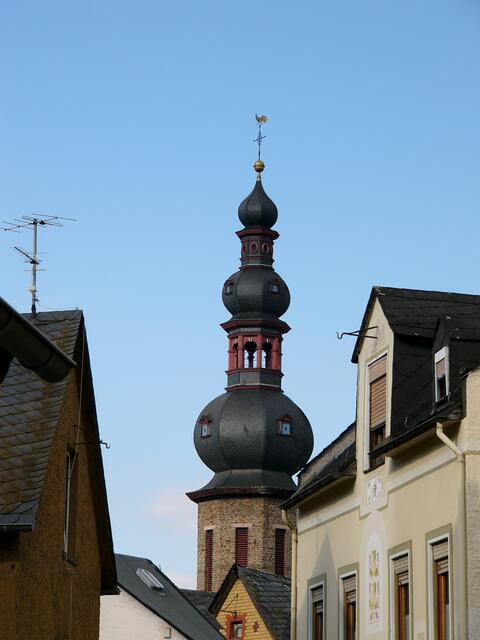 Kirchturm der ....Kirche in ......? Sie steht in der gleichen Stadt wie eine Reichsburg, die als ein bekanntes Wahrzeichen hoch über der Stadt thront. - Lösung:  Es ist die Pfarrkirche St. Martin in Cochem.
