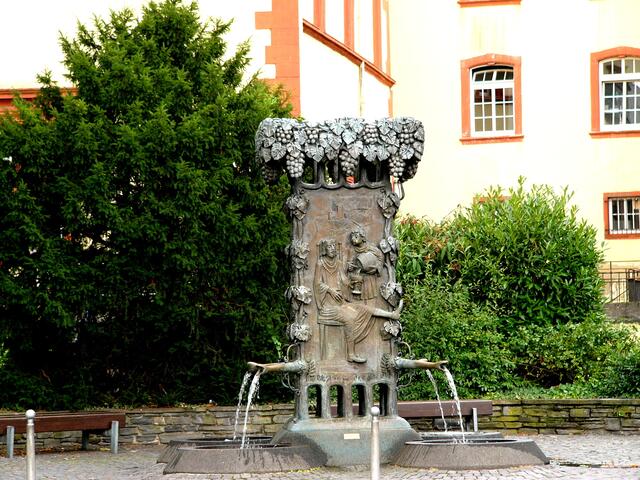 Wer kennt den Namen und den Standort? Auflösung: Es ist der "Doctor-Wein"-Brunnen in Bernkastel-Kues.