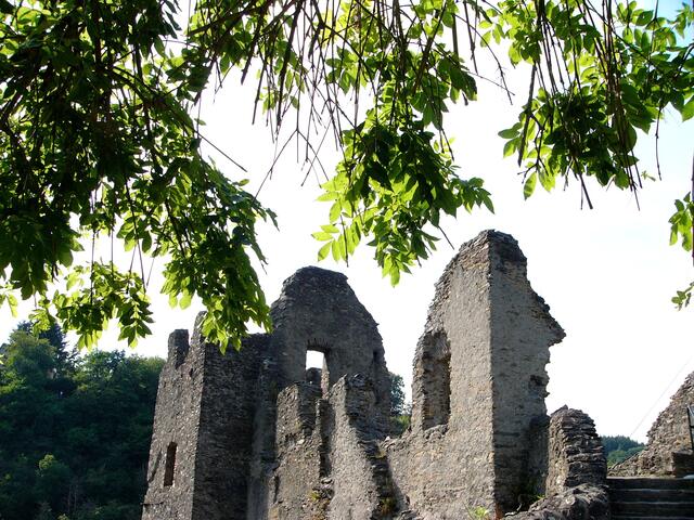 Die Mauern von Burg M. in ? - Die Mauern der Niederburg in Manderscheid.