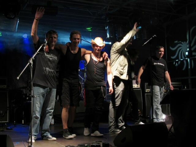 Thundershot verabschiedet sich um 22:53 Uhr, obwohl der Auftritt laut Programm bis 23 Uhr geht. (14.06.2011)