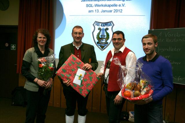Zum Abschied gab’s Geschenke. Rainer Wirkner gibt aus beruflichen Gründen nach zwei Jahren sein Amt als stellvertretender Vorsitzender und Jugendleiter an Johannes Stuhler und Michaela Sindl ab. V.l.n.r.: Michaela Sindl, Rainer Wirkner, Markus Buffy (1. Vorstand) und Florian Helgemeir (Dirigent).