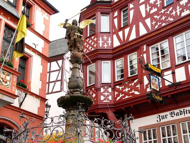 Wo steht dieser Brunnen? Wie lautet sein Name?  - Der St.Michaelsbrunnen vor dem Bernkarsteler Renaissance-Rathaus am Marktplatz.